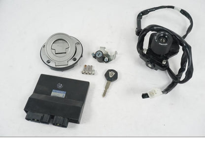 Framsidan på <p>Låssats från Yamaha FZ-8S FAZER ABS 2011.</p>

<p>Tändningslås, antenn, tanklock, sadellås, CDI och 1st nyckel.</p> motorcykel.