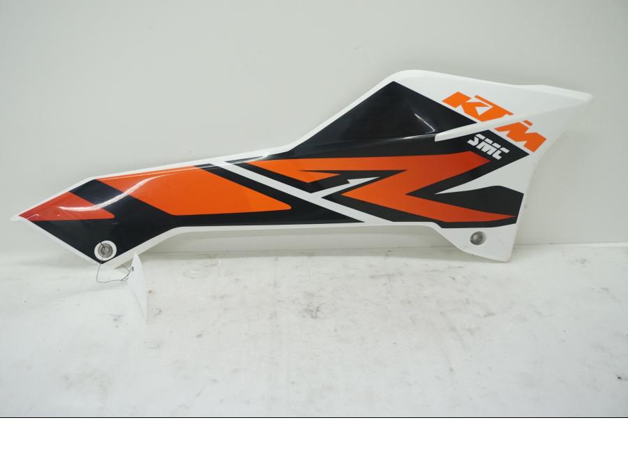 Framsidan på Sidkåpa från en KTM 690 SMCR -2016 motorcykel.