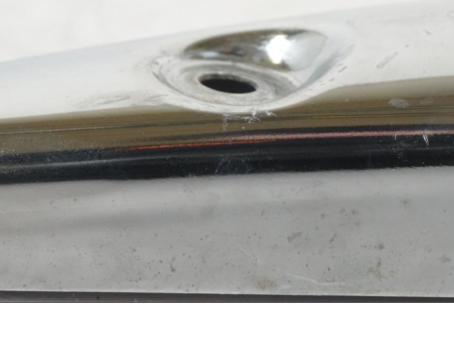 Vänster sida på Bakskärmskromstag från en Suzuki VZR 1800 -2009 motorcykel.