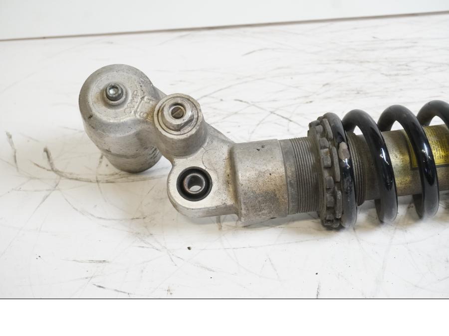 Snett uppifrån på Stötdämpare från en Suzuki GSX-R 750 -1997 motorcykel.