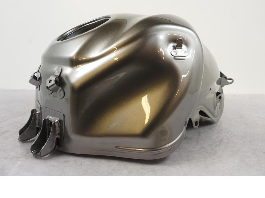 Snett nerifrån på Bensintank från en Kawasaki Z 900 -2023 motorcykel.