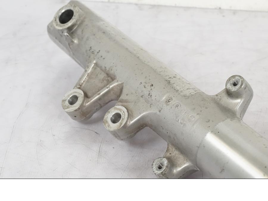 Snett uppifrån på Gaffelben från en Suzuki VL 800 -2002 motorcykel.