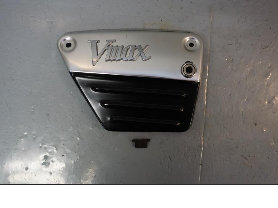 Framsidan på Sidopanel från en Yamaha V-MAX 1200 -2001 motorcykel.