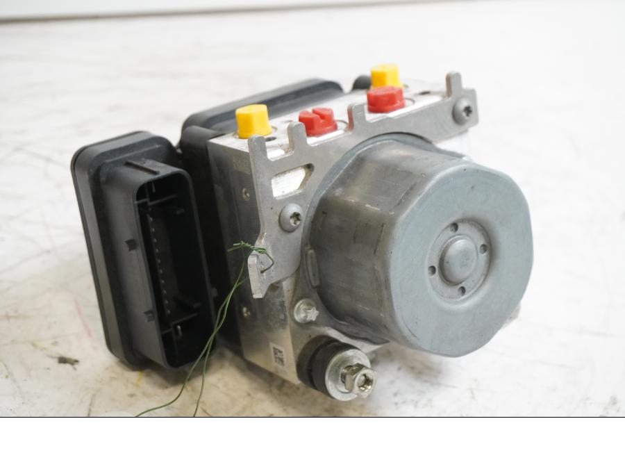 Framsidan på ABS Modulator från en BMW S 1000 RR -2011 motorcykel.