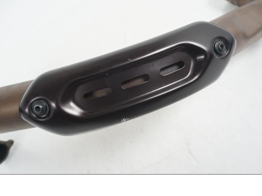 Höger sida på Grenrör från en Ducati Hyperstrada -2013 motorcykel.