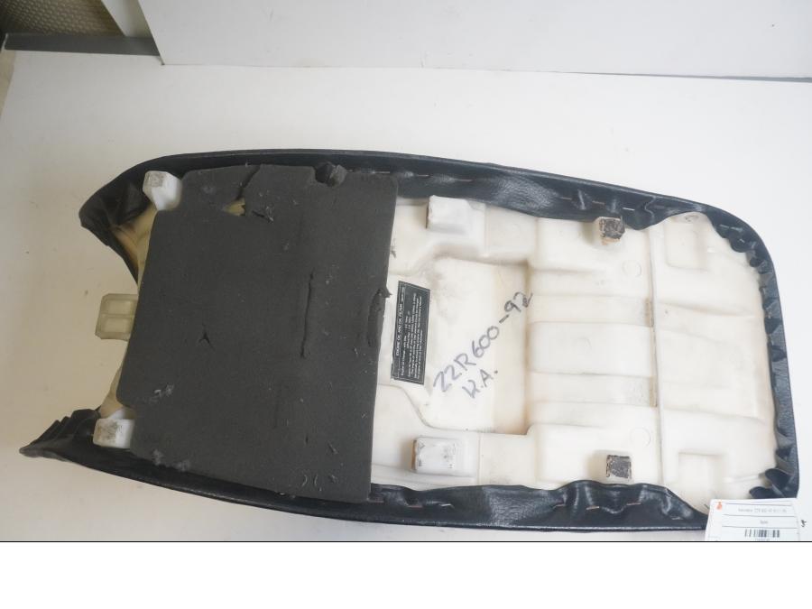 Höger sida på Sadel från en Kawasaki ZZR 600 -1993 motorcykel.