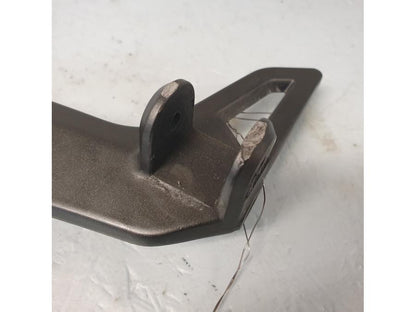 Baksidan på Fotpinnefäste från en Kawasaki ER-6F -2015 motorcykel.