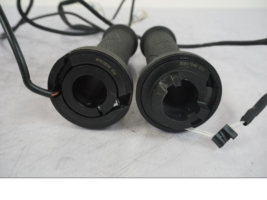 Snett nerifrån på Värmehandtag från en KTM 1290 Super Duke -2019 motorcykel.