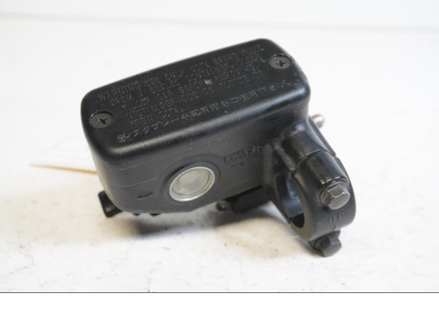 Baksidan på Bromshuvudcylinder från en Honda VFR 800 -1999 motorcykel.