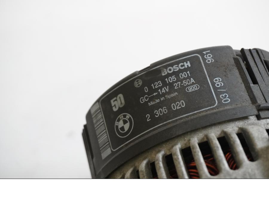 Höger sida på Generator från en BMW R 1100 S -1999 motorcykel.