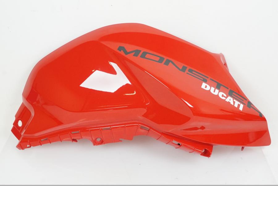 Framsidan på Bensintankskåpa från en Ducati Monster 937 -2023 motorcykel.