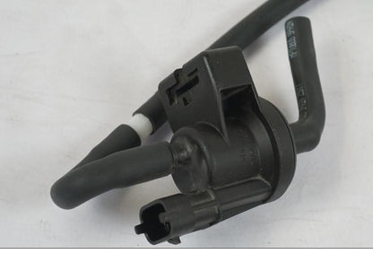 Snett nerifrån på Fuel Evap System från en KTM 1290 Super Duke R -2018 motorcykel.