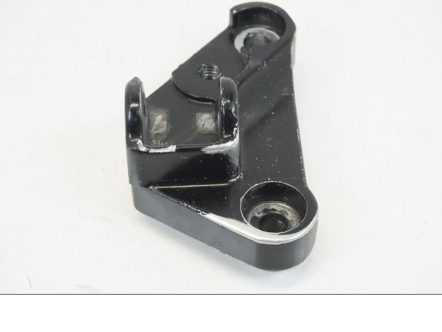 Vänster sida på Fotpinnefäste från en Honda CB 750 -2002 motorcykel.