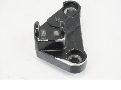 Vänster sida på Fotpinnefäste från en Honda CB 750 -2002 motorcykel.