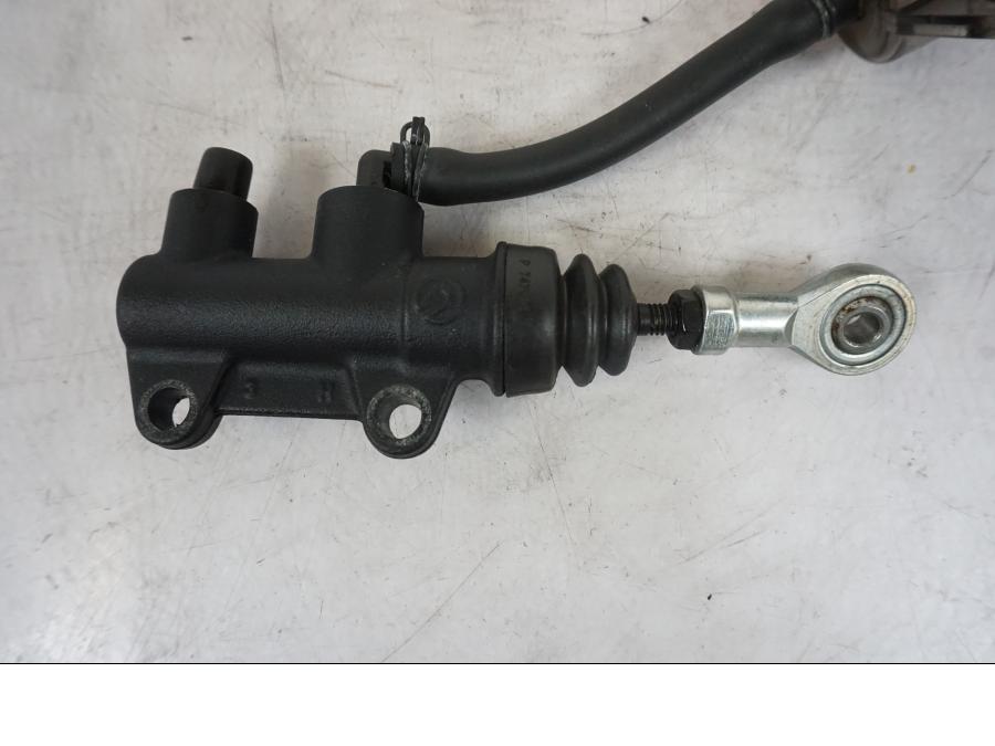 Baksidan på Bromshuvudcylinder från en KTM 1290 Super Duke R -2021 motorcykel.