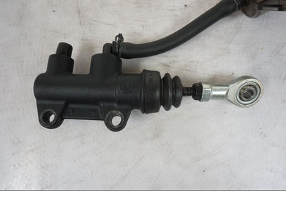 Baksidan på Bromshuvudcylinder från en KTM 1290 Super Duke R -2021 motorcykel.