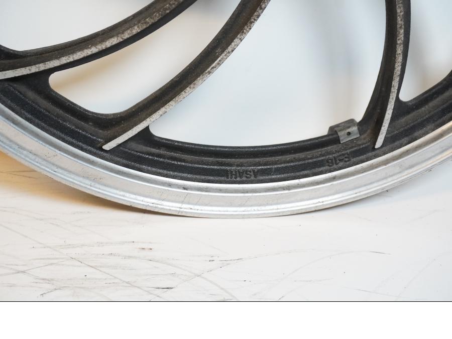 Extrabild3 på Fälg från en Yamaha XV 400 -1983 motorcykel.