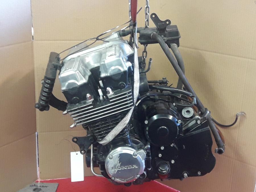 Framsidan på Motor från en Honda CB 750 SF -1999 motorcykel.