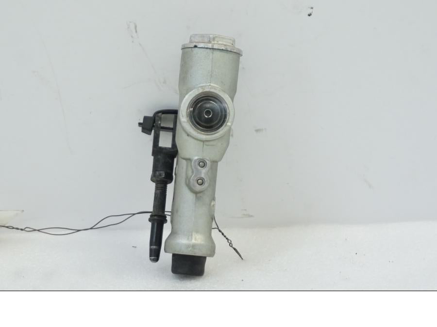 Höger sida på Bromshuvudcylinder från en Aprilia RSV 1000 -2010 motorcykel.