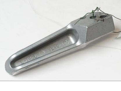 Snett uppifrån på <p>Fotpinne vänster bak från Kawasaki ZZ-R 1400 2010.</p>

<p>Lätt skrap se bild.</p> motorcykel.