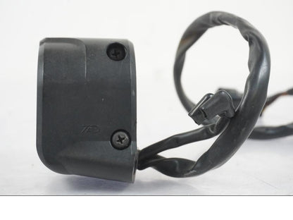 Snett nerifrån på Styrelreglage från en Kawasaki ER-6F -2010 motorcykel.