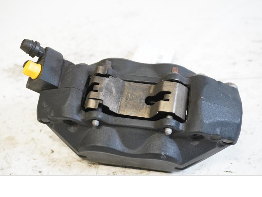 Baksidan på Bromsok från en BMW F 800 R -2010 motorcykel.