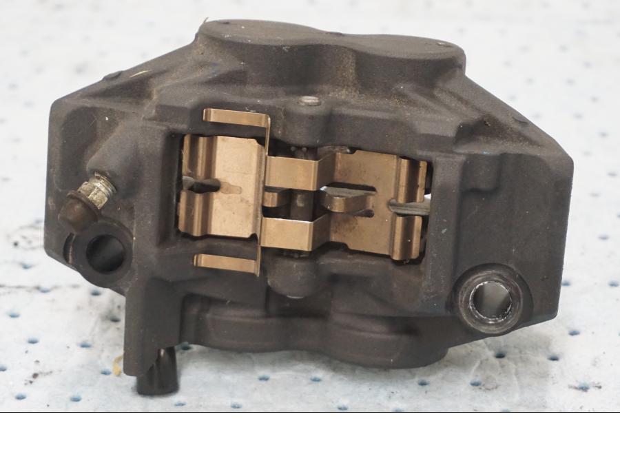 Vänster sida på Bromsok från en Yamaha MT-09 Tracer -2019 motorcykel.