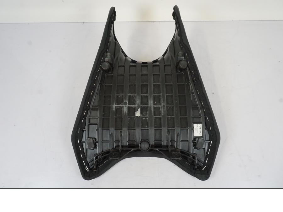 Snett nerifrån på Sadel från en KTM 790 Duke -2019 motorcykel.