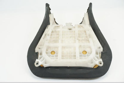 Snett nerifrån på Sadel från en Yamaha YZF R6 -1999 motorcykel.