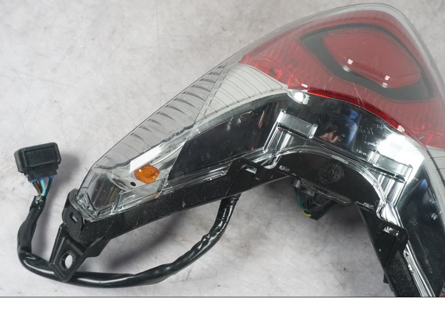 Snett uppifrån på Baklampa från en Honda ANC 125 -2022 scooter.