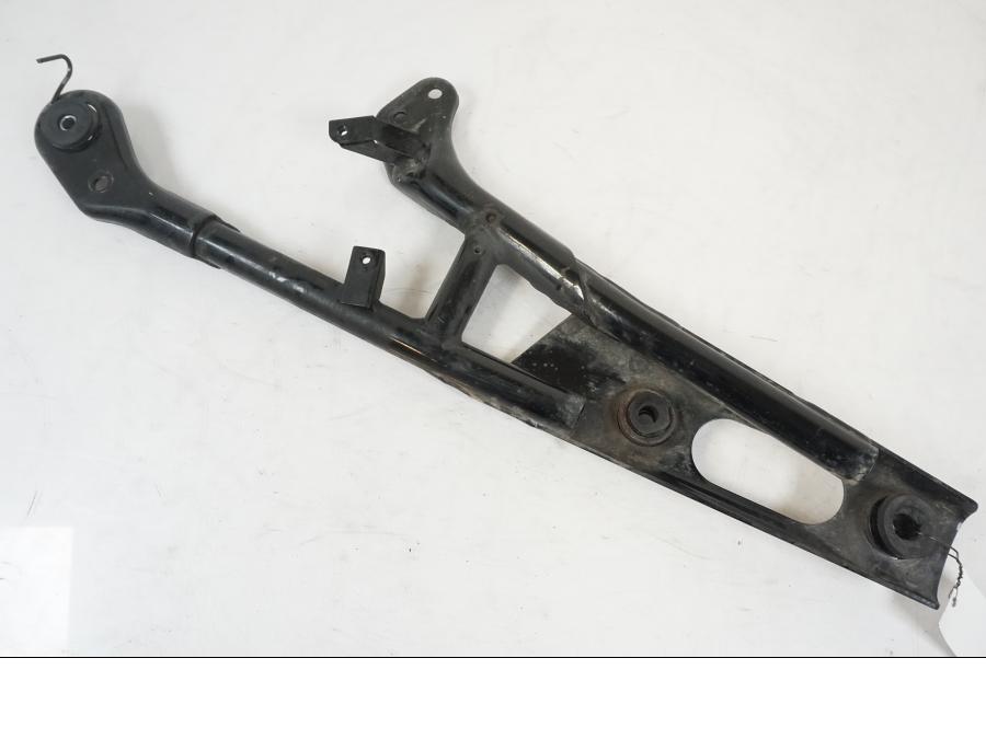 Snett nerifrån på Ljuddämparfäste från en Suzuki VZR 1800 -2009 motorcykel.