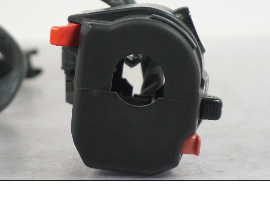 Snett nerifrån på Styrelreglage från en Triumph Tiger -2009 motorcykel.