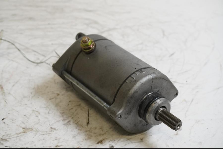 Framsidan på Startmotor från en Honda CB 1300 F -2003 motorcykel.