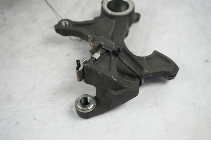 Baksidan på Bromsoksfäste från en Suzuki GSX-R 1000 -2008 motorcykel.