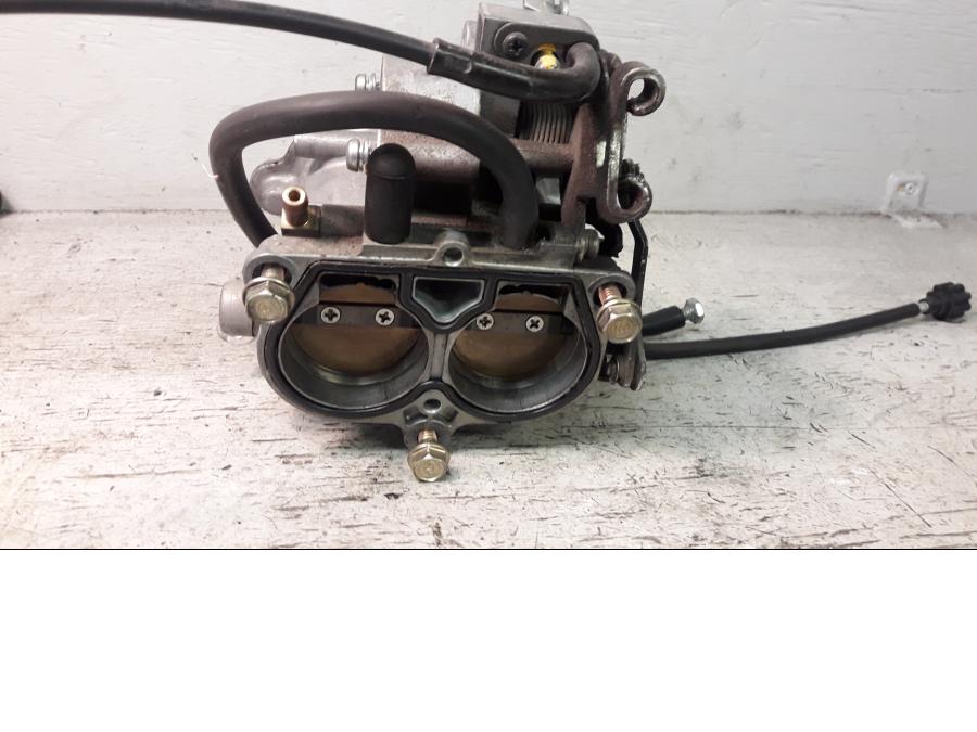 Framsidan på Spjällhus från en Suzuki VZ 1600 -2005 motorcykel.