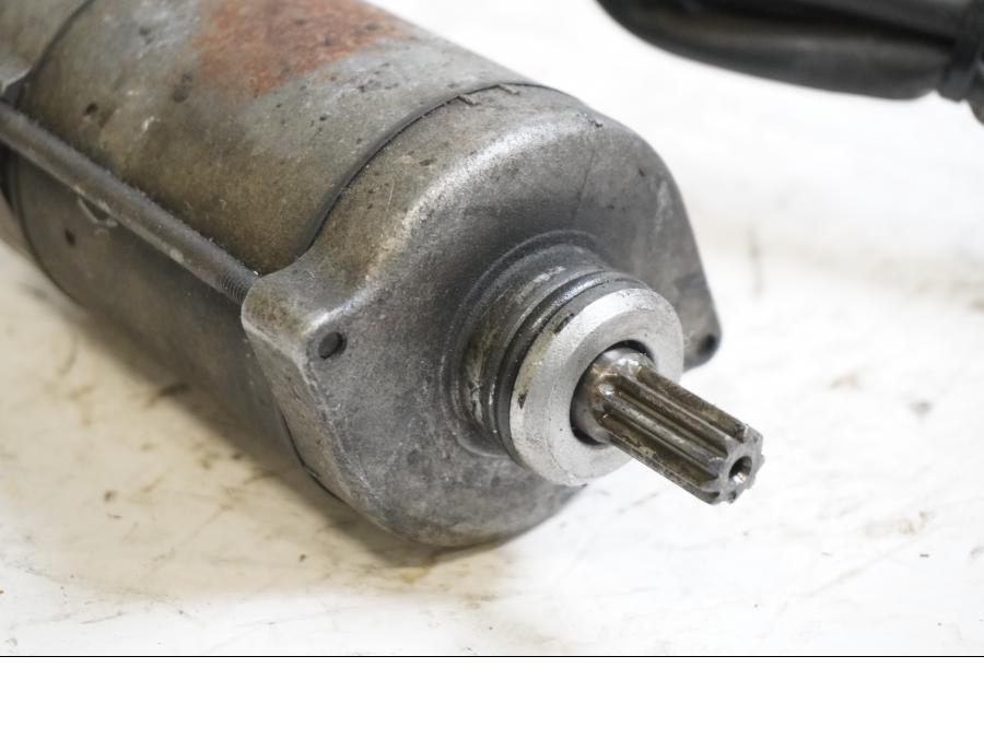 Baksidan på Startmotor från en Honda VTR 1000 F -1997 motorcykel.