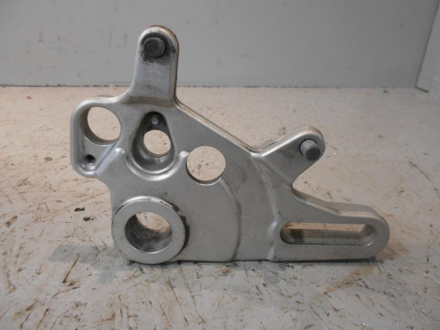 Baksidan på Bromsoksfäste från en Aprilia Tuono V4R -2016 motorcykel.