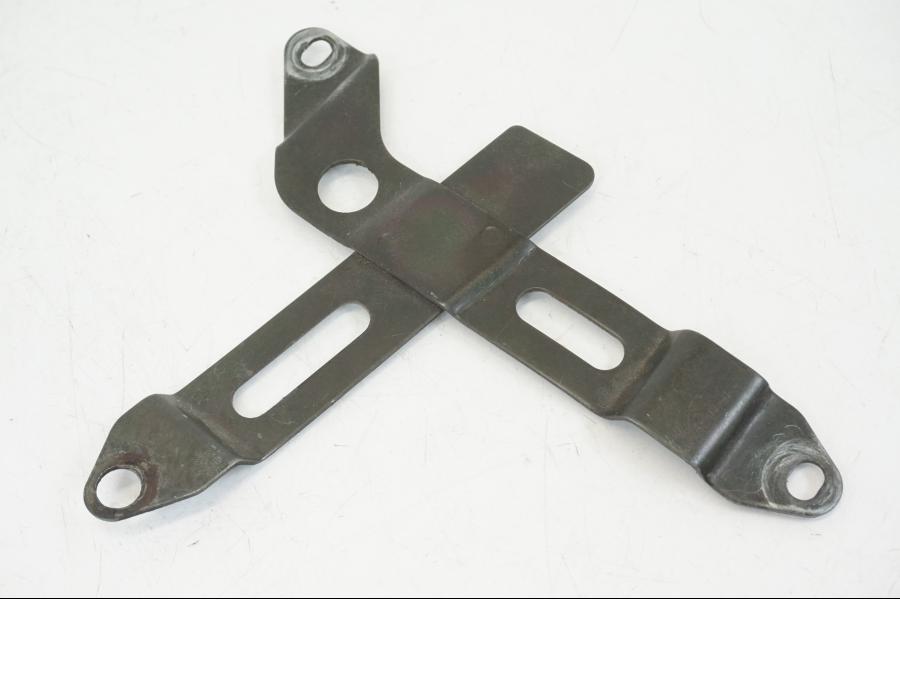 Framsidan på Batterihållare från en Honda CB 750 -2002 motorcykel.