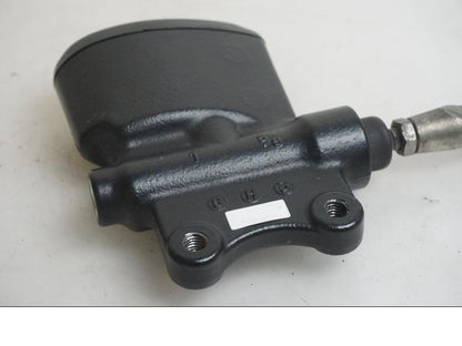 Höger sida på Bromshuvudcylinder från en Indian Chieftain Dark Horse -2019 motorcykel.