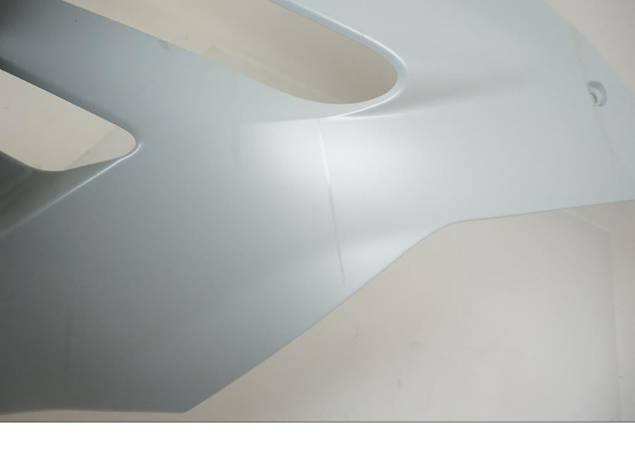 Snett uppifrån på Magkåpa från en Ducati Panigale V2 -2023 motorcykel.