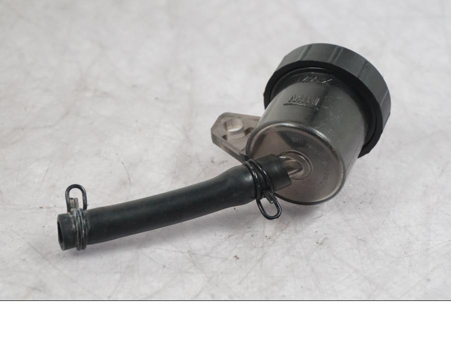 Baksidan på Kopplingsvätskebehållare från en Ducati Multistrada V4 -2024 motorcykel.