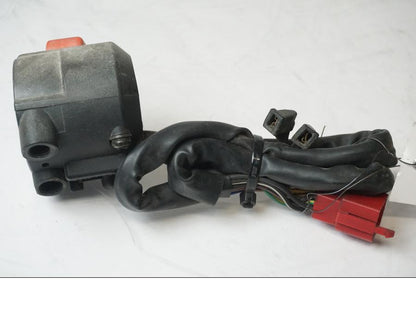 Höger sida på <p>Styrelreglage höger från Honda VFR 750 F 1988.</p>

<p>Solblekt i plasten se bild.</p> motorcykel.