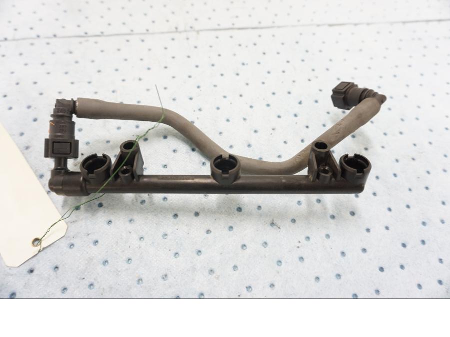 Framsidan på Fuel Rail från en Triumph Daytona 675 -2006 motorcykel.