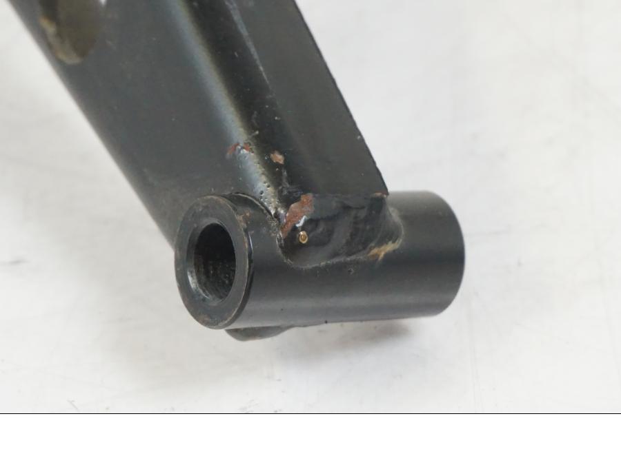 Vänster sida på Bakram från en Suzuki VZR 1800 -2009 motorcykel.