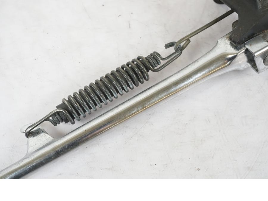 Vänster sida på Sidostöd från en Yamaha XVS 1100 -2000 motorcykel.