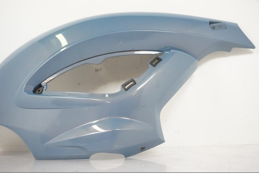 Baksidan på Sidkåpa från en BMW F 650 CS -2002 motorcykel.