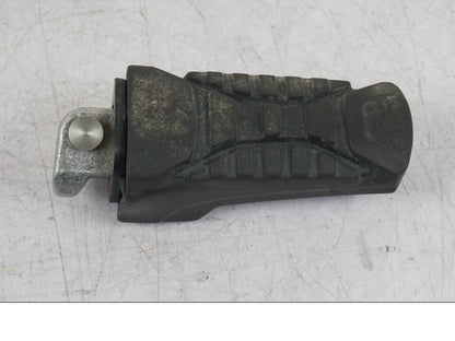 Framsidan på Fotpinne från en BMW R 1250 GS -2023 motorcykel.