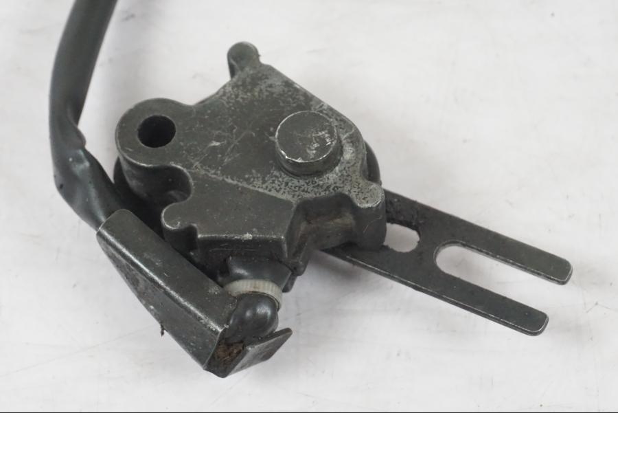 Baksidan på Sidostödsbrytare från en Kawasaki ZZ-R 1400 -2009 motorcykel.