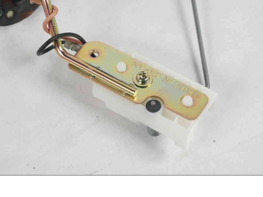 Snett uppifrån på Bensinnivågivare från en H-D Softail Standard FXST -2001 motorcykel.