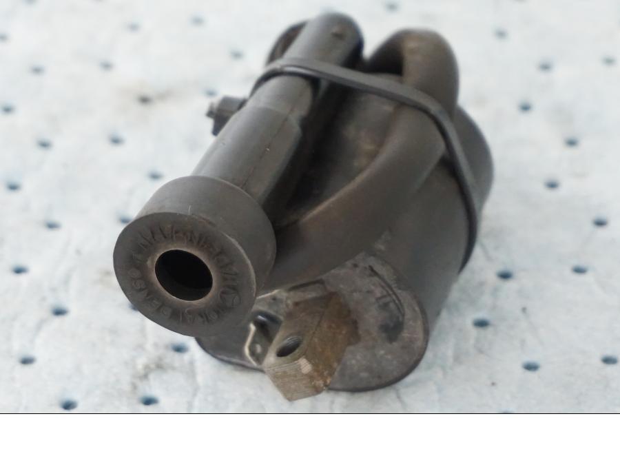 Snett nerifrån på Tändspole från en Yamaha XV 535 -1995 motorcykel.